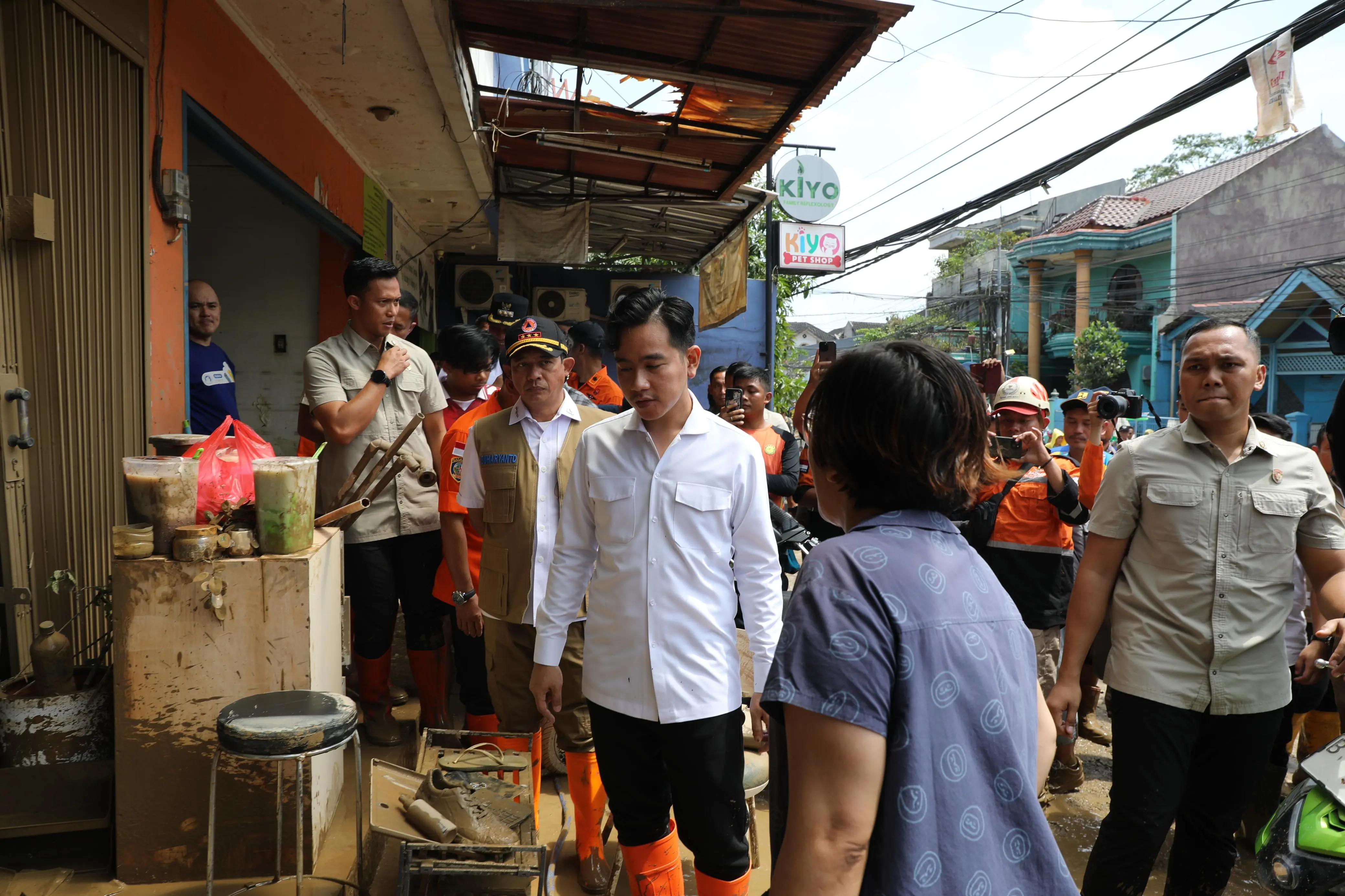 Kepala BNPB Letjen TNI Dr. Suharyanto bersama Wapres Gibran Rakabuming juga menyempatkan diri berdialog dan mengunjungi rumah warga terdampak.